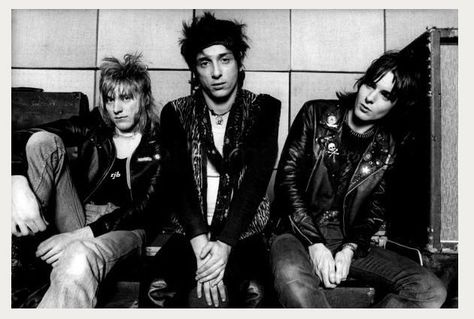 Johnny Thunders with Steve Nicol and Paul Gray of the Hot Rods, ‘So Alone’ sessions, 1978. Stiv Bators, John Frusciante Black And White, Johnny Stevens Highly Suspect, Sargent Peppers Lonely Hearts Club Band, Johnny Ramone Guitar, Eric Clapton Rock And Roll Circus, Saint Peter Square, Johnny Thunders, Paul Gray