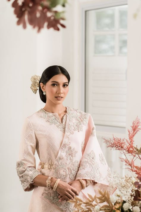 Wedding Dress Songket, Traditional Malay Wedding Dress, Songket Wedding Dress, Songket Wedding, Melayu Wedding, Malay Wedding Dress, Nikah Outfit, Wedding Pantsuit, Pre Wedding Photoshoot Outfit