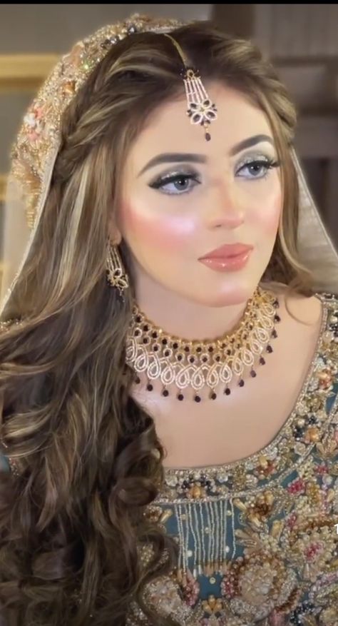 Nikkah Bridal Hairstyles, Nikkah Looks Simple, Muslim Bride Hairstyle, Walima Hairstyles Brides, Bridal Hair Styles Indian Weddings, Bridal Hair Side Swept, Shaadi Makeup, Pakistani Bride Hairstyle, Walima Outfit