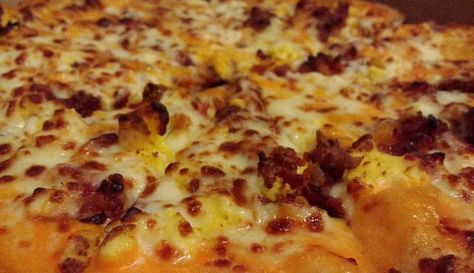 Copycat Casey's Breakfast Pizza - Fast Food Menu Prices Caseys Breakfast Pizza, Breakfast Pizza Sauce, Breakfast Pizzas, Best Pizza Dough Recipe, Breakfast Pizza Recipe, Gf Breakfast, Best Pizza Dough, Fast Food Menu, Big Breakfast