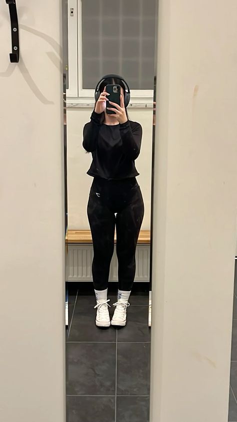 Grey Gym Leggings Outfit, Emo Gym Outfits, Grey Gym Leggings, Gym Leggings Outfit, Ootd Gym, Simple Workout, Workout Pics, Outfit Gym, Gym Aesthetic