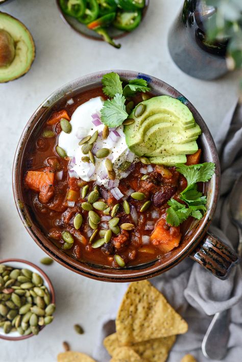 Vegetarian Pumpkin Chili - Simply Scratch Veggie Pumpkin Chili, Pumpkin Chili Vegetarian, Curry Beans, Vegetarian Pumpkin Chili, Meatless Chili, Pumpkin Chili Recipe, Taco Chili, Chili Toppings, Roasted Tomato Sauce