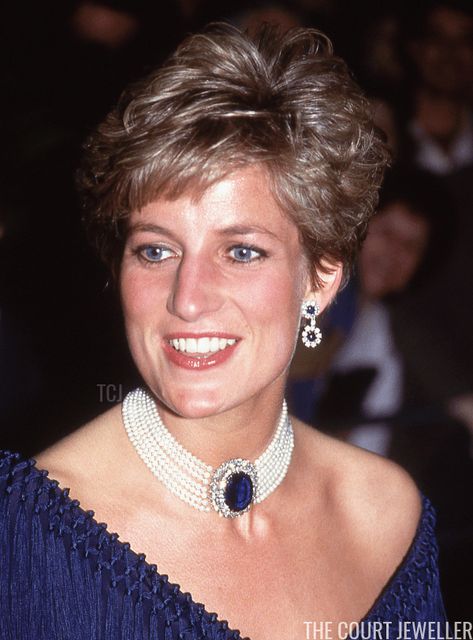 Princess Diana Pearl Necklace, Princess Diana Jewelry, Sapphire And Pearl, Lovers Knot Tiara, Jewellery Shoot, Princess Diana Family, Blue Velvet Dress, Princess Kate Middleton, Diana Spencer