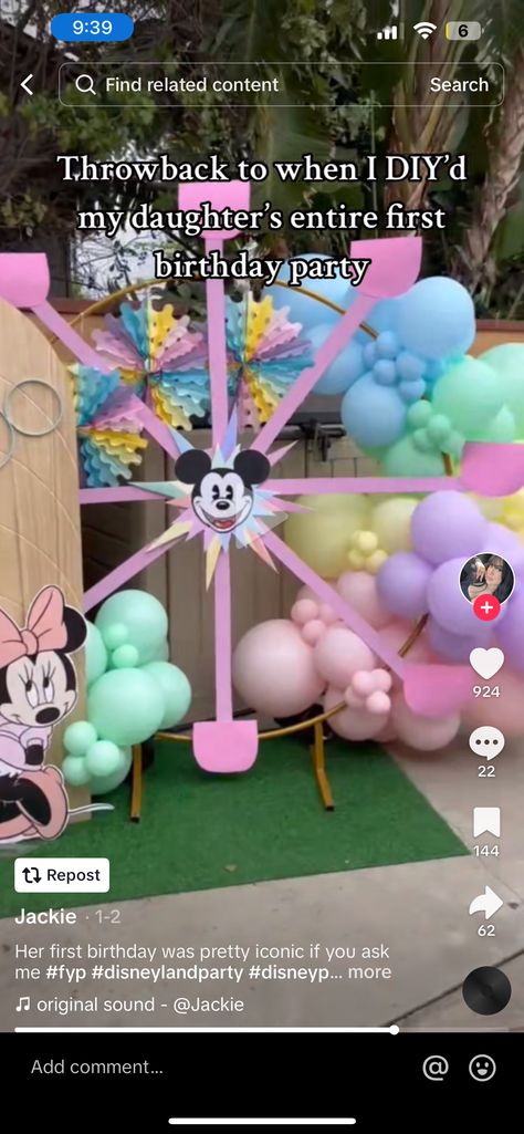 Disneyland 3rd Birthday, Disney First Birthday Party, Disneyland Theme Centerpieces, Retro Disneyland Party, Disney Balloon Arch, Disneyland Baby Shower Theme, Disneyland Decorations, Disneyland Baby Shower Ideas, Disneyland First Birthday