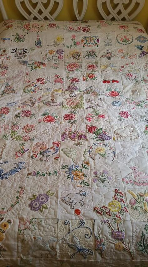 Wedding Quilt Embroidery Ideas, Scriptures Verses, Vintage Handkerchiefs Crafts, Handkerchief Crafts, Shabby Chic Quilts, Quilt Embroidery, Vintage Quilts Patterns, Vintage Needlework, Heirloom Quilt