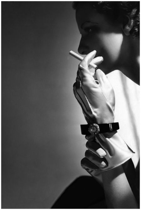 Photo Horst P. Horst – Bracelet With Diamond Watch 1935 Horst P Horst, Environmental Portraits, Peter Lindbergh, Richard Avedon, Photo B, Great Photographers, Female Photographers, Iconic Photos, White Photo