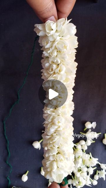 Temple Flower Decoration Indian, How To Make Flower Garland, Diy Flower Garland Wedding, Diy Flower Garland, Indian Floral Decor, Garland With Flowers, Jasmine Garland, Simple Garland, Flower Jewelry Diy