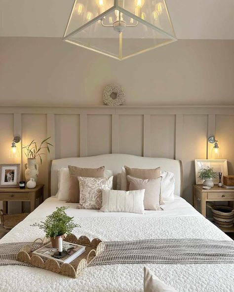 Bedroom Panneling, Beige Bedroom Ideas, Cozy Neutral Bedroom, Relaxing Bedroom Ideas, Neutral Bedroom Ideas, Neutral Bedroom Decor, Wow Wow Wow, Neutral Bedrooms, Black Bedroom Furniture