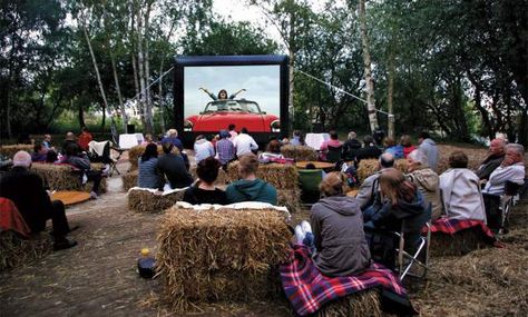 outdoor cinema Air Movie, Doors Movie, Pool Play, Open Air Cinema, Backyard Views, Movies Under The Stars, Country Party, Indoor Swimming Pool, Barn Parties