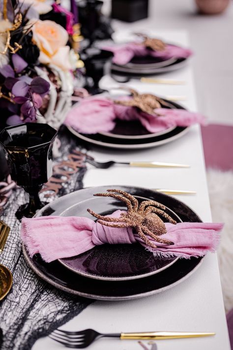 Halloween Dinner Party Table Decor, Girly Goth Party, Spooky Picnic, Halloween Signage, Halloween Picnic, Elegant Halloween Party, Pink Halloween Decor, Creepy Halloween Party, Modern Halloween Decor