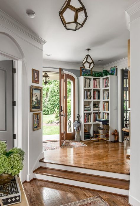 Library Foyer Entryway, Open Layout Small House, Cottage House Decorating Ideas, Southern Comfort Home Decor, Starter Home Interior Design, Aesthetic Entrance Hall, Vintage Eclectic Entryway, Vintage Cottagecore Home Decor, Dream House Decor Entrance