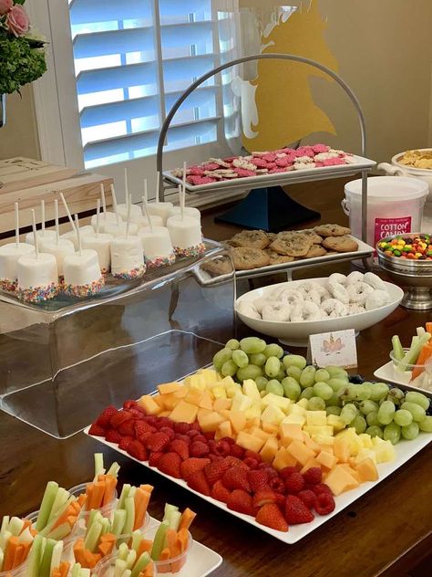 Birthday Party Food Display Ideas, Food Party Ideas Birthdays, Kids Food Table Party, Food Table Decorations Party, Foods To Have At A Birthday Party, Snacks For A Birthday Party, Simple Kids Party Food, Snack Bar Birthday Party, Food For Bday Party