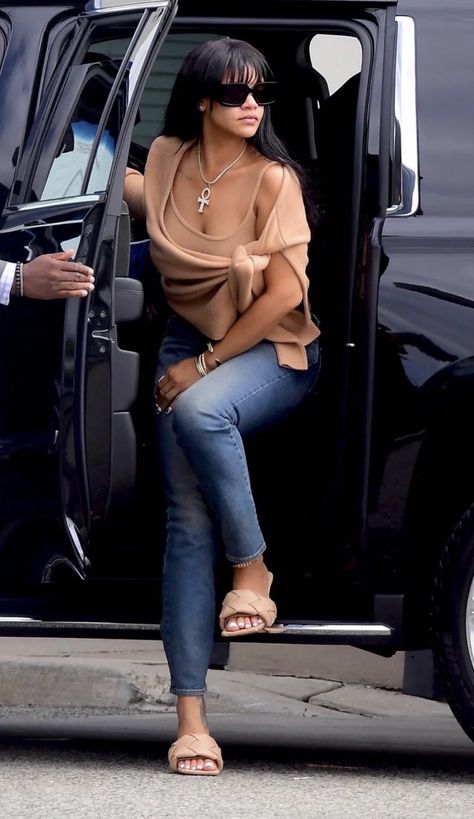 Cashmere Wrap Sweater, Rihanna Street Style, Looks Rihanna, Rihanna Outfits, Rihanna Looks, Rihanna Riri, Rihanna Style, Celebrity Outfits, Sweater Set