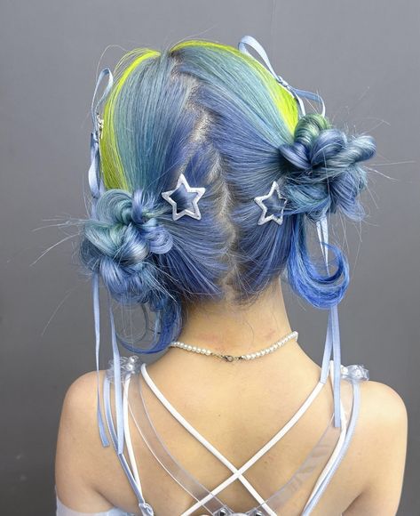 Fun Undercut Designs, Food Industry Hairstyles, Brown And Aqua Hair, Crazy Hairstyles For Short Hair, Red And Blue Hair Ideas, Unique Hairstyles For Short Hair, Gl2 Hair Ideas, Hair Dye Short Hair, Easy Rave Hair