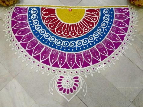 Sumas Rangoli Semicircle Rangoli, Semicircle Rangoli Designs, Easy Rangoli Designs Diwali, Rangoli Border, Simple Rangoli Border Designs, Rangoli Patterns, Rangoli Borders, Rangoli Designs Flower, Rangoli Border Designs