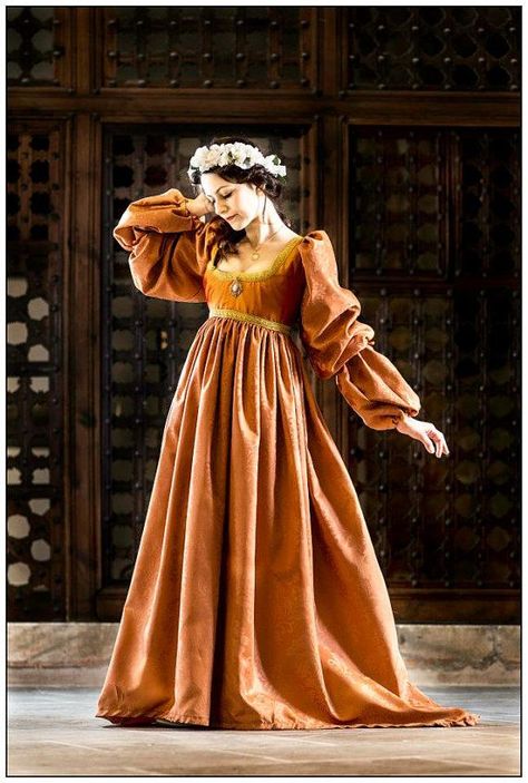 Medieval Italian Clothing, Castle Windows, Fantasy Au, Fest Outfits, Medieval Costume, Wild Strawberries, Medieval Dress, Medieval Clothing, Fantasy Costumes