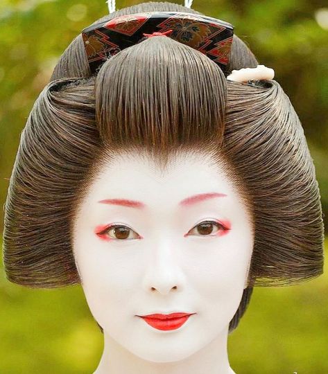 Geisha Hairstyles, Geisha Mask, Traditional Geisha, Geisha Hair, Sci Fi Fashion, Geisha Art, Japanese Makeup, Traditional Japanese Art, Japanese Geisha