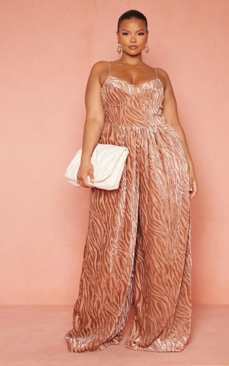 Have all eyes on you in this jumpsuit doll. Featuring a mocha devore material with a cup detailing and a wide-leg fit, how could you say no Team with an oversized clutch and your go-to heels to finish the look.   Length approx 157.5cm/62 (Based on a sample size UK 16)   Model wears size UK 16/ EU 44/ AUS 16/ US 12   Model Height - 5ft 7 Beyoncé Concert Outfit Ideas, Plus Size Birthday Outfit Ideas, Plus Size Birthday Outfit, Beyoncé Concert Outfit, Curvy Wardrobe, Plus Size Birthday, Beyonce Concert Outfit, Beyoncé Concert, Beyonce Concert