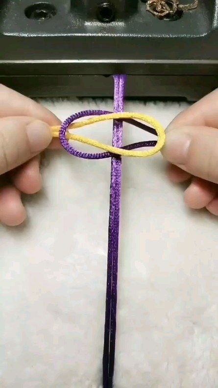 video Instagram de _mamta_250 • Dec 23, 2023 at 1:12 AM Simpul Makrame, Diy Braided Bracelet, Diy Bracelets With String, Projek Menjahit, Ankle Bracelets Diy, Diy Friendship Bracelets Tutorial, Braided Bracelet Diy, Diy Leather Bracelet, Diy Bracelets Tutorials