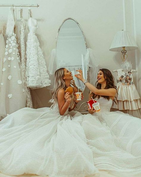 Trying On Wedding Dresses, Wlw Wedding, Funny Wedding Pictures, Fotografi Digital, Wedding Picture Poses, Double Wedding, Best Friend Wedding, Lgbtq Wedding, Lesbian Wedding