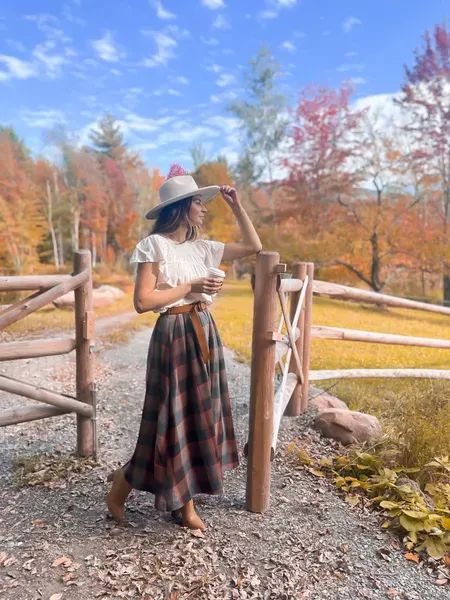 Beth Dutton Style, Yellowstone Outfits, Fall Photo Outfits, Southern Aesthetic, Skirt For Fall, Beth Dutton, Fall Photo, Photo Outfit, Wardrobe Basics