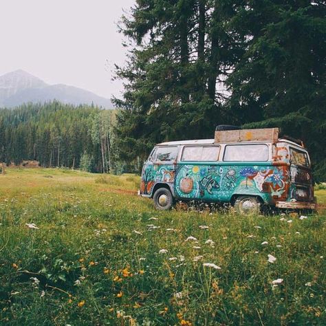 Hippie Van Life, Combi Hippie, Van Life Aesthetic, Mundo Hippie, Kombi Home, Hippie Bus, Combi Volkswagen, Hippie Aesthetic, Vw Vintage