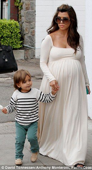 Kardashian Pregnant Style, Kourtney Kardashian Pregnant, Kardashian Pregnant, Estilo Kim Kardashian, Pregnant Outfit, Pregnant Fashion, Pregnant Style, Kourtney Kardashian Style, Pregnancy Fashion