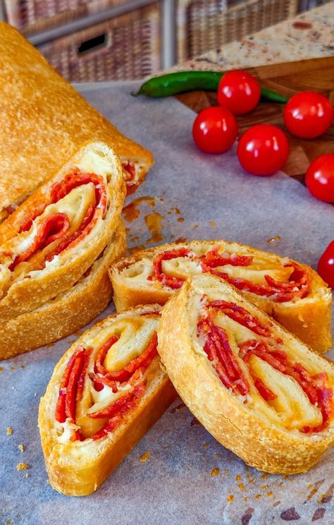 Pizza Loaf Bread, Pizza Bread Rolls, Pepperoni Bread With Pizza Dough, Pepperoni Pizza Bread, Pepperoni Bread Recipe, Loaf Bread Recipe, Homemade Snacks Recipes, Pepperoni Bread, Pepperoni Recipes