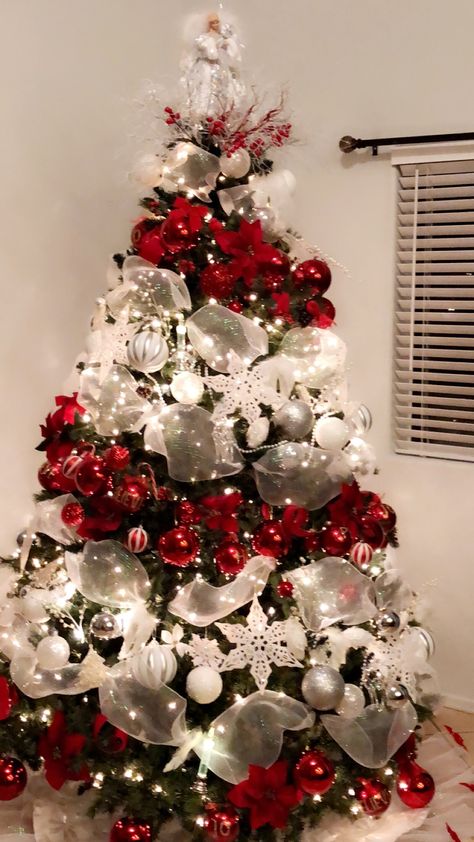 White Silver Red Christmas Decor, Christmas White Tree Ideas, Red And White Christmas Theme, Red Silver And White Christmas Tree, Red White And Silver Christmas Tree, Red And White Christmas Tree Ideas, Silver And Red Christmas Tree, Christmas Tree Red And Silver, White And Red Christmas Tree