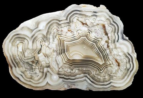 Mark Luxton - FB // "very strange combination of centripetal inner festoones typical of agates and centrifugal outer festoons, perhaps, of diffusional origin" - Ingrid Kigai Laguna Agate, Magical Nature, Resin Geode, Rocks And Fossils, Geode Art, Cool Rocks, Sticks And Stones, White Agate, Gadgets And Gizmos