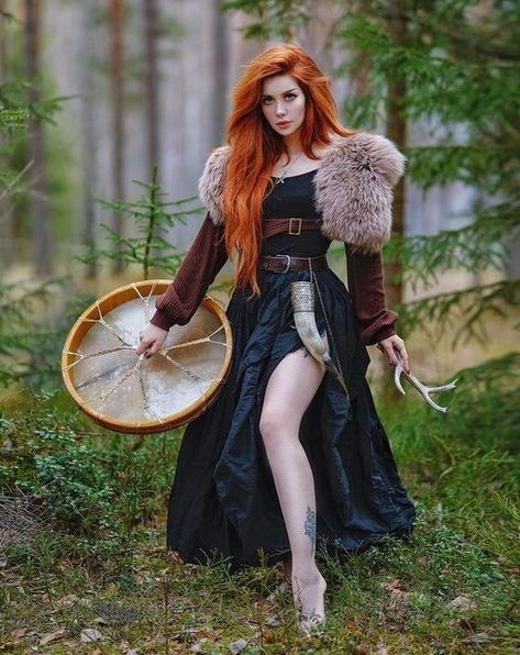 ann.siren 🌿 Larp Costume Female, Viking Cosplay, Viking Dress, Redhead Models, Medieval Woman, The Olsen Twins, Viking Women, Viking Woman, Olsen Twins