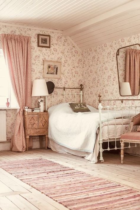 Old Fashioned Bedroom, Comfy Bedroom, Cottage Bedroom, Shabby Chic Bedroom, Vintage Bedroom, Cottage Interiors, Bedroom Vintage, Chic Bedroom, Wallpaper Bedroom