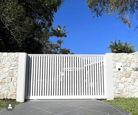 White Colorbond Fence, Coastal Fences And Gates, Coastal Fence Ideas, House Front Gate, Aluminum Driveway Gates, Retro Beach House, Wooden Gates Driveway, Side Gate, Beach Style Decorating