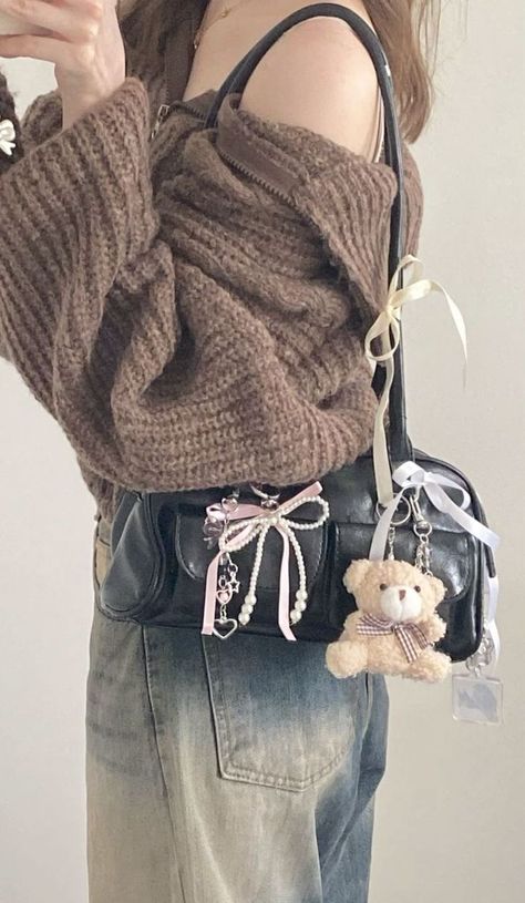 Purse Bag Aesthetic, Outfit With Shoulder Bag, Aesthetic Bag Keychains, Purse Aesthetic Outfit, Stand Oil Chubby Bag, Shoulder Bag Aesthetic Outfit, Outfits With Shoulder Bag, Small Shoulder Bag Outfit, Bag Keychain Aesthetic