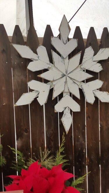 Pallet Snowflake, Christmas Decor Outdoor, Wood Snowflake, Pallet Christmas, Wooden Snowflakes, Recycled Pallets, Christmas Wood Crafts, 12 December, Decorations Christmas