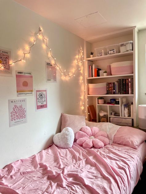 Pink Dorm Rooms, Cozy Dorm Room, College Dorm Room Decor, Dorm Room Inspiration, Dekorasi Kamar Tidur, Room Redesign, Redecorate Bedroom, Cozy Room Decor, Girl Bedroom Decor