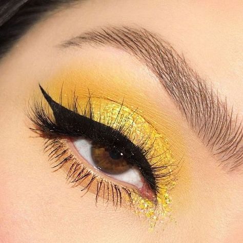 Yellow Prom Makeup Looks, Yellow Prom Makeup, Yellow Make Up, Yellow Makeup Looks, Yellow Eyeshadow Looks, Eyeliner Smokey, Honey Palette, Yellow Eye Makeup, Make Up Designs