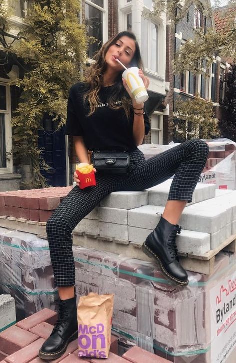 Dr Martens Outfit, Doc Martens Outfit, Doc Martin, Sweatpants Outfit, Chique Outfits, Makeup Blogger, Outfit Trends, Outfit Inspiration Fall, Black Women Fashion