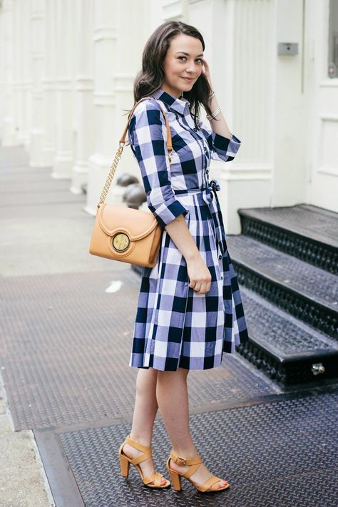 Carly of College Prepster looking so summer chic Gingham Shirtdress and Cinco Powell Sobrina Bag Gingham Trend, Summer Gingham, Gingham Outfit, Gingham Fashion, Boden Dress, Monogram Handbag, College Prep, Moda Vintage, Gingham Dress