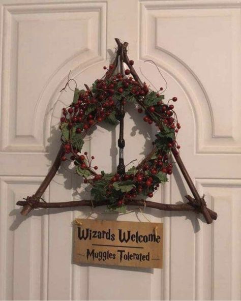 Hogwarts Christmas Decorations, Christmas Harry Potter Aesthetic, Christmas Harry Potter Decoration, Crhitsmas Ideas, Harry Potter Theme Christmas, Harry Potter Wreath, Harry Potter Christmas Party, Harry Potter Themed Christmas, Harry Potter Christmas Decorations