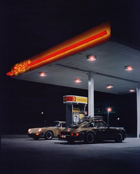 Porsche Commercial, Gas Station At Night, Commercial Ideas, Porsche Garage, Porsche Classic, Car Pics, Petrol Station, Porsche Macan, Vintage Porsche