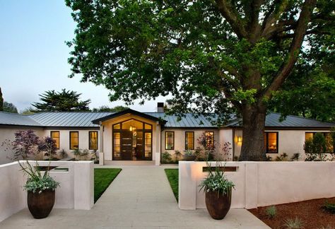 Rancher Reno House by TRG Architects Modern Ranch Exterior, Transitional Exterior Home, California Ranch Style Homes, Ranch House Remodel, Ranch House Exterior, Transitional Exterior, Ranch Remodel, California Ranch, Ranch Exterior