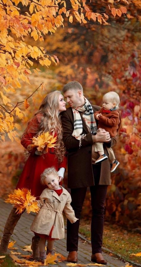 Fall Family Photoshoot Ideas, Fall Photoshoot Family, Autumn Photography Portrait, Fall Family Photoshoot, Family Photoshoot Ideas, Autumn Family Photography, Cute Family Photos, Perfect Pictures, Family Photoshoot Poses