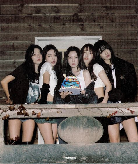 (SCAN) Red Velvet álbum ‘BIRTHDAY : The ReVe Festival 2022’ !! ♥︎ #RedVelvet #Birthday #Irene #Seulgi #Wendy #Joy #Yeri Red Velvet Ot5 Photoshoot, Red Velvet Birthday, Red Velvet Birthday Cake, Red Velvet Photoshoot, Velvet Aesthetic, Exo Red Velvet, Velvet Wallpaper, Festival 2022, Birthday Photo