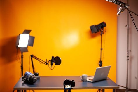 Vlogging Setup, Best Franchise Opportunities, Opening Your Own Business, Ruangan Studio, Home Studio Desk, Podcast Setup, Podcast Studio, Creator Studio, Desk In Living Room