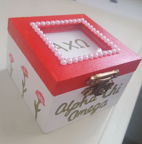 Gifts For Sorority Big, Sorority Badge Box Ideas, Pin Box Sorority Diy, Pin Boxes Sorority, Sorority Crate Ideas, Sorority Big Little Crafts, Badge Box Sorority, Sorority Reveal Boxes, Sorority Pin Box Ideas