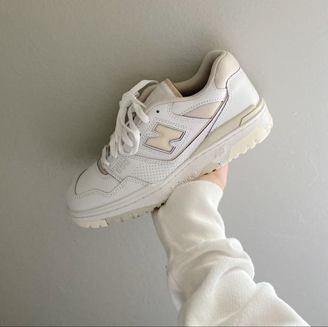 New Balance Beige Sneakers, Beige Shoes Aesthetic, Clean Girl Sneakers, Vanilla Girl Shoes, Clean Girl Shoes, New Balance 550 Beige, White Sneakers Aesthetic, White Shoes Aesthetic, Jordan Shoes Wallpaper