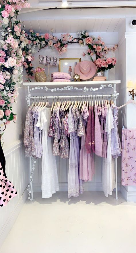 Boutique Style Bedroom, Glam Boutique Ideas, Clothing Boutique Backdrop Ideas, Bedroom Boutique Ideas, Boutique Inspired Closet, Boutique At Home Ideas, Online Boutique Backdrop Ideas, Cute Clothing Store Interior, At Home Boutique