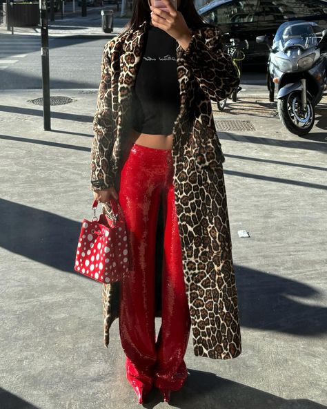 Just me and this fabulous @prada coat 🤝🫂 | Instagram Cheetah Fur Coat Outfit, Leopard Print Outfits 2024, Long Trench Coat Outfit, Leopard Coat Outfit, Leopard Pants Outfit, Cheetah Coat, Prada Coat, Leopard Fur Coat, Fur Coat Outfit