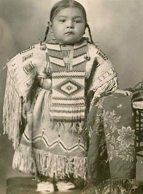 Cheyenne girl in a beaded dress and breastplate, early 1900s. Oklahoma. Native Clothing, Native American Children, American Photo, Wilde Westen, Native American Photos, American Children, Native American Peoples, Native American Heritage, Native American Tribes